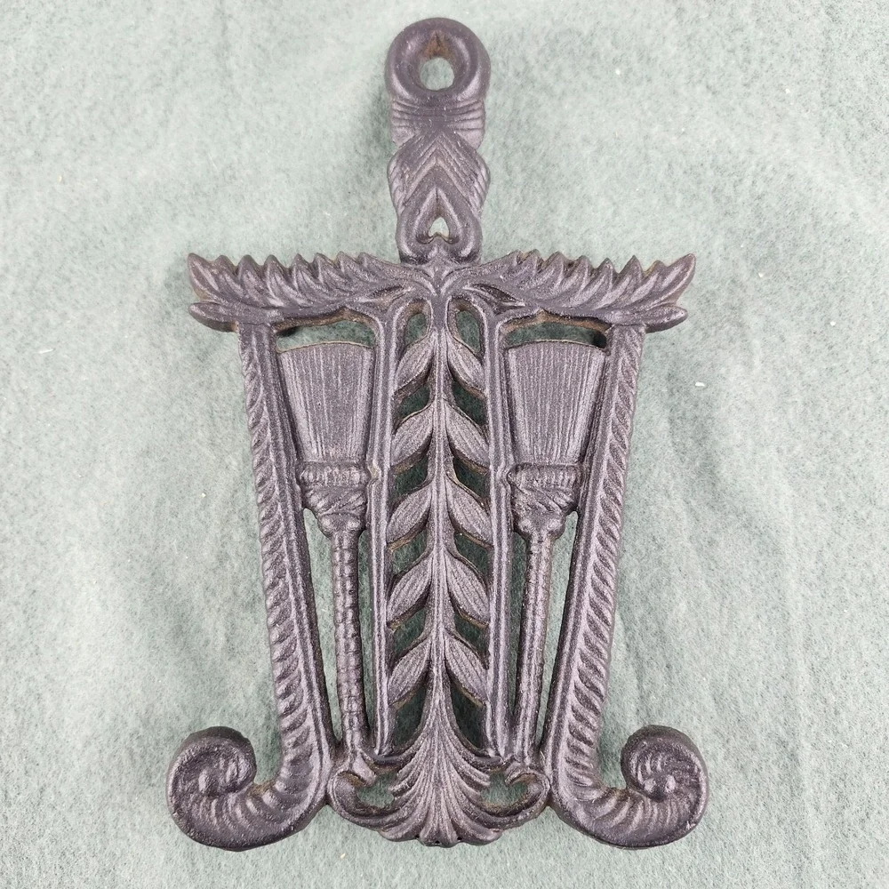 Vintage Griswold Cast Iron Black Broom Wheat Broomstick Gothic Themed Trivet 543